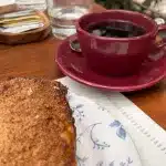 Tasse schwarzer Kaffee mit süßem Toast auf einem hübsch gedeckten Tisch in einem Café in Mexiko City