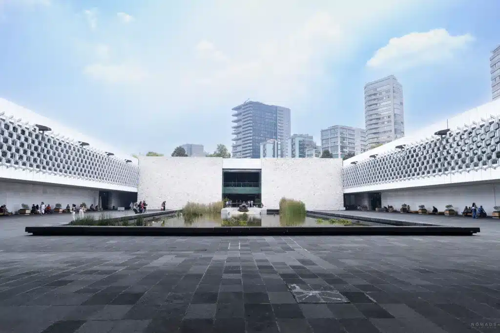 Außenansicht des Museo Nacional de Antropología in Mexiko City mit Wasserbecken und moderner Architektur