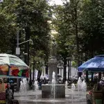 Brunnen mit Streetfood-Ständen im Alameda Central im Centro Histórico von Mexiko-Stadt