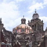 Barocke Kuppel und Türme der Kathedrale von Mexiko-Stadt im Centro Histórico – historische Architektur bei Tageslicht