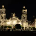 Kathedrale von Mexiko-Stadt bei Nacht im Centro Histórico – beleuchtet und eindrucksvoll am Zócalo