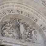 Detailansicht des Eingangs vom Palacio de Bellas Artes im Centro Histórico – kunstvolles Relief und Architekturhighlight in Mexiko-Stadt