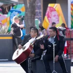 Mariachi-Band beim Musizieren auf der Plaza Garibaldi – typisches Abendbild im Centro Histórico von Mexiko-Stadt