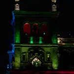 Beleuchtetes Regierungsgebäude im Centro Histórico von Mexiko-Stadt bei Nacht – Pride Month am Zócalo