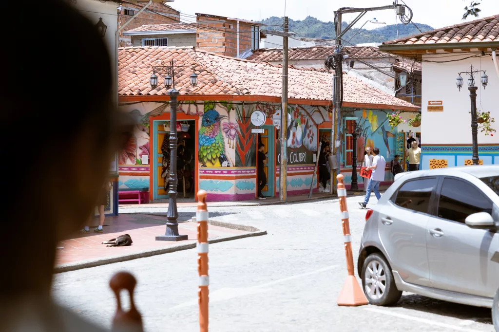 Bunte Hausfassaden mit Wandmalerei in Guatapé, Kolumbien, im Stadtzentrum nahe der Calle del Recuerdo