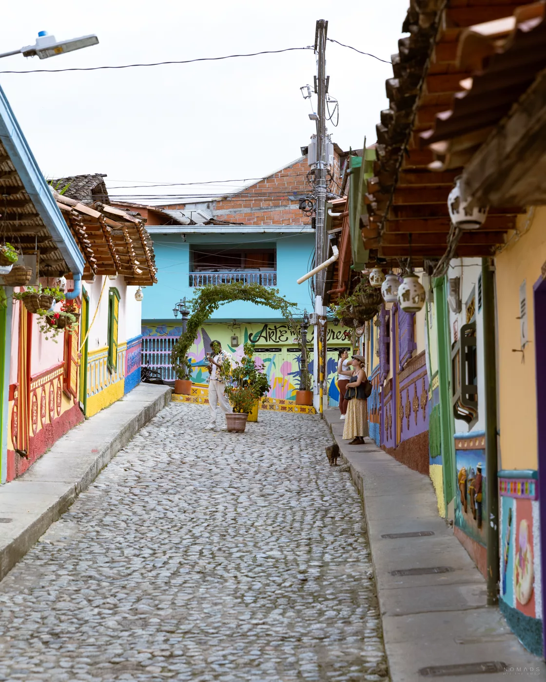 Pittoreske Kopfsteinpflastergasse in Guatapé, Kolumbien, mit bunten Fassaden und Straßenkunst