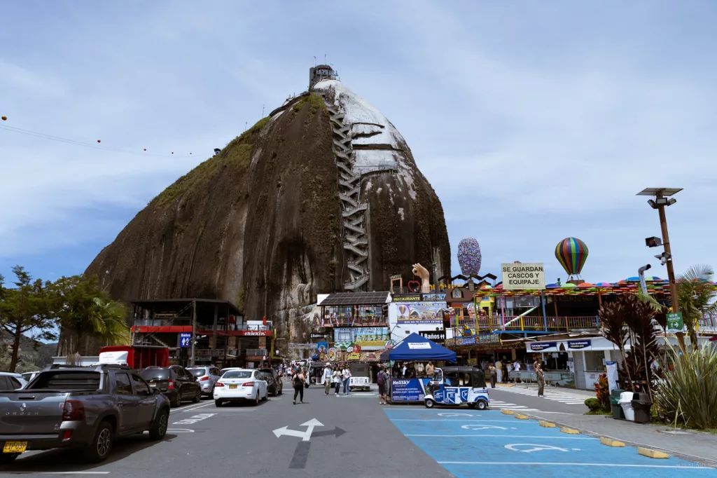Piedra del Peñol in Guatapé, Kolumbien, mit bunten Geschäften und Parkplatz davor