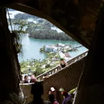Aufstieg zur Piedra del Peñol in Guatapé, Kolumbien, mit Blick auf den türkisfarbenen See