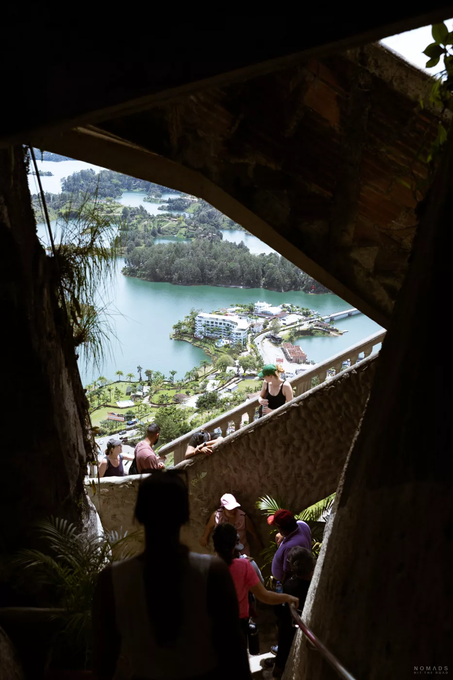 Aufstieg zur Piedra del Peñol in Guatapé, Kolumbien, mit Blick auf den türkisfarbenen See