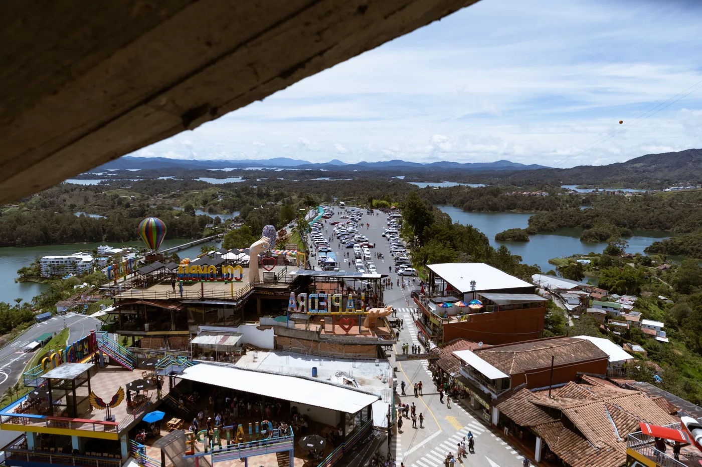 Blick von der Piedra del Peñol in Guatapé, Kolumbien, auf den See und umliegende Landschaft