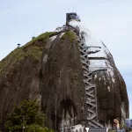 Piedra del Peñol in Guatapé, Kolumbien, mit Treppe und Besuchern am Fuße des Felsens