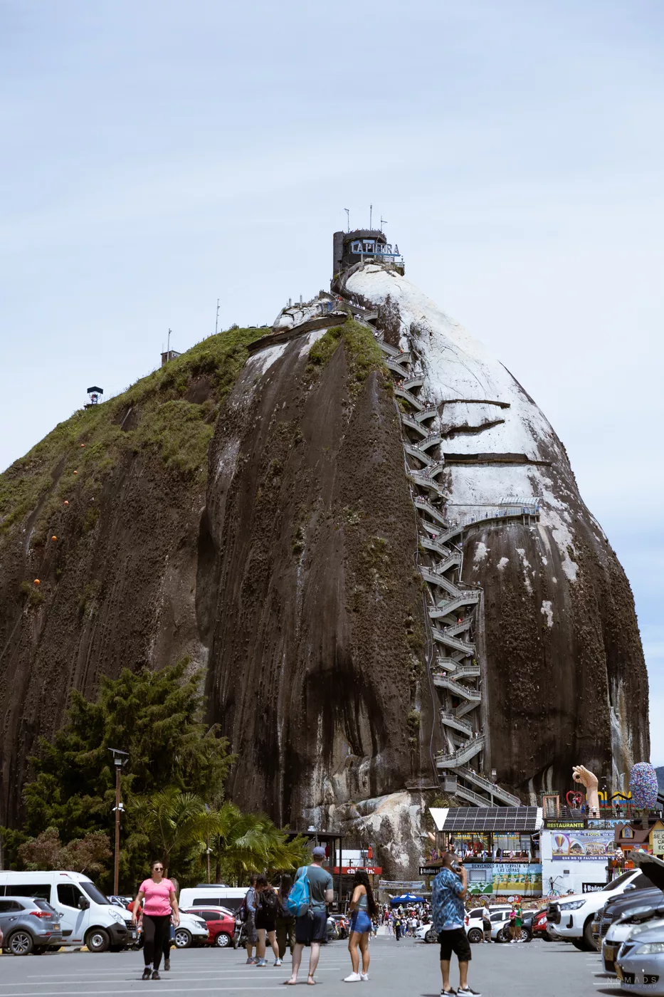 Piedra del Peñol in Guatapé, Kolumbien, mit Treppe und Besuchern am Fuße des Felsens