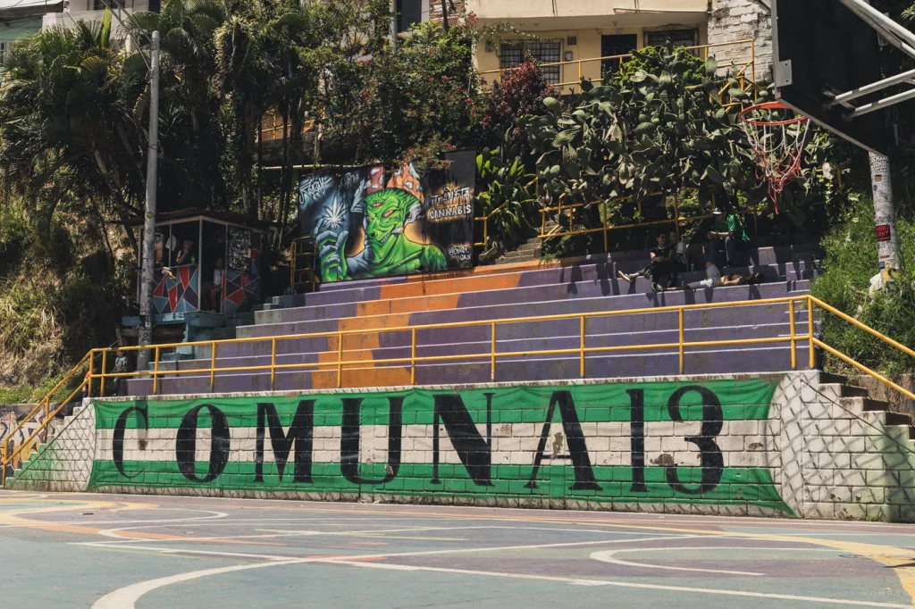 Bunte Streetart-Treppe mit dem Schriftzug Comuna 13 in Medellín, Kolumbien – ein Stadtviertel, das für seine Geschichte und farbenfrohe Graffitis bekannt ist.