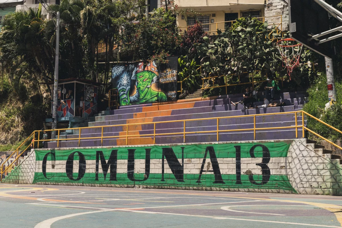 Bunte Streetart-Treppe mit dem Schriftzug Comuna 13 in Medellín, Kolumbien – ein Stadtviertel, das für seine Geschichte und farbenfrohe Graffitis bekannt ist.