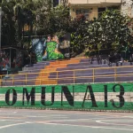 Bunte Streetart-Treppe mit dem Schriftzug Comuna 13 in Medellín, Kolumbien – ein Stadtviertel, das für seine Geschichte und farbenfrohe Graffitis bekannt ist.