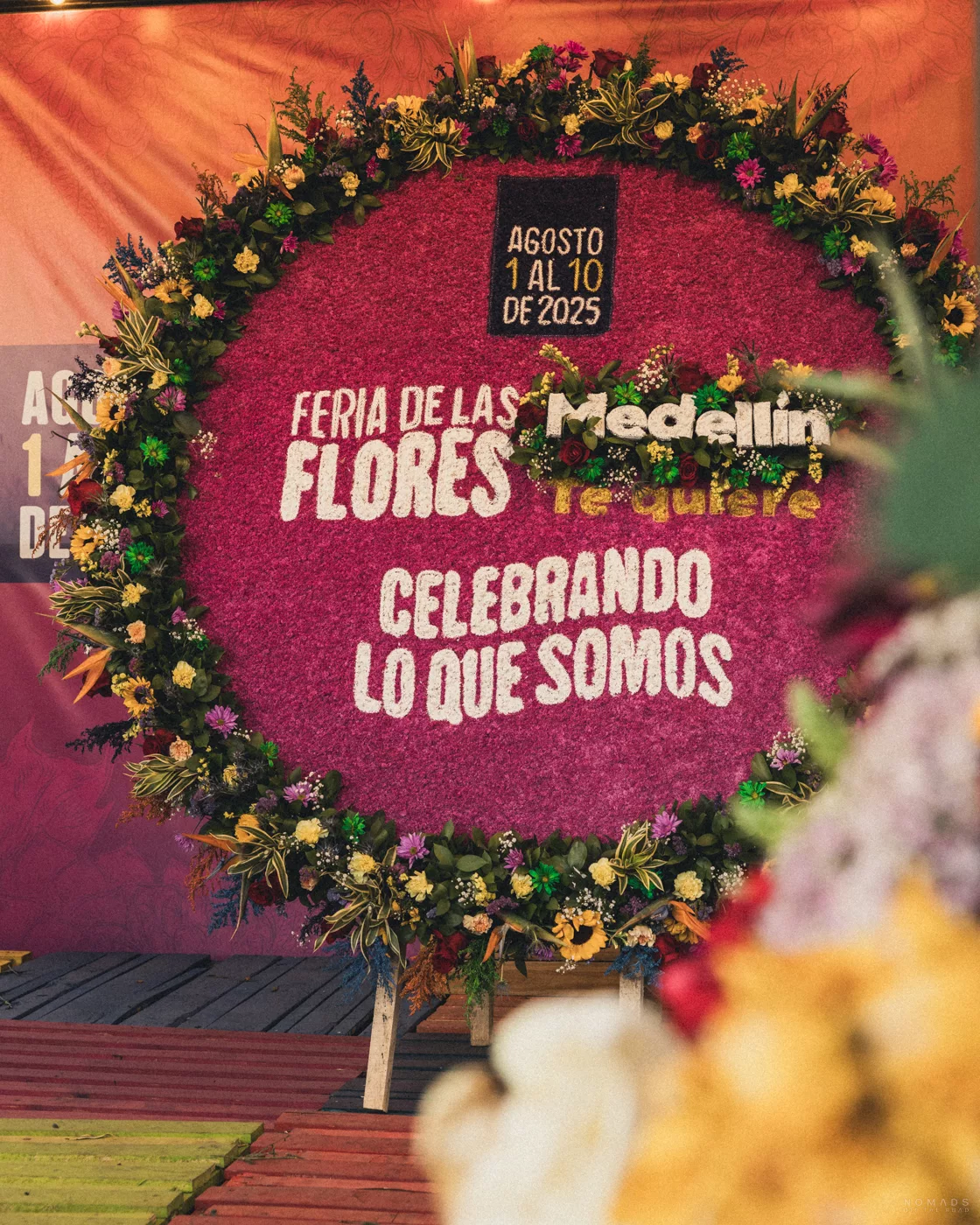 Blumengesteck bei der Feria de las Flores in Medellín 2025 mit der Aufschrift ‚Celebrando lo que somos‘ – das Blumenfestival findet jedes Jahr im August statt.