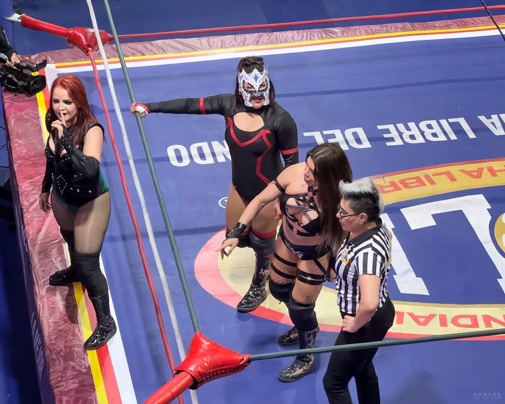 drei Luchadores und eine Jury im Ring beim mexikanischen Wrestling
