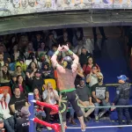 Siegespose eines Kämpfers auf den Seilen des Rings beim Lucha Libre