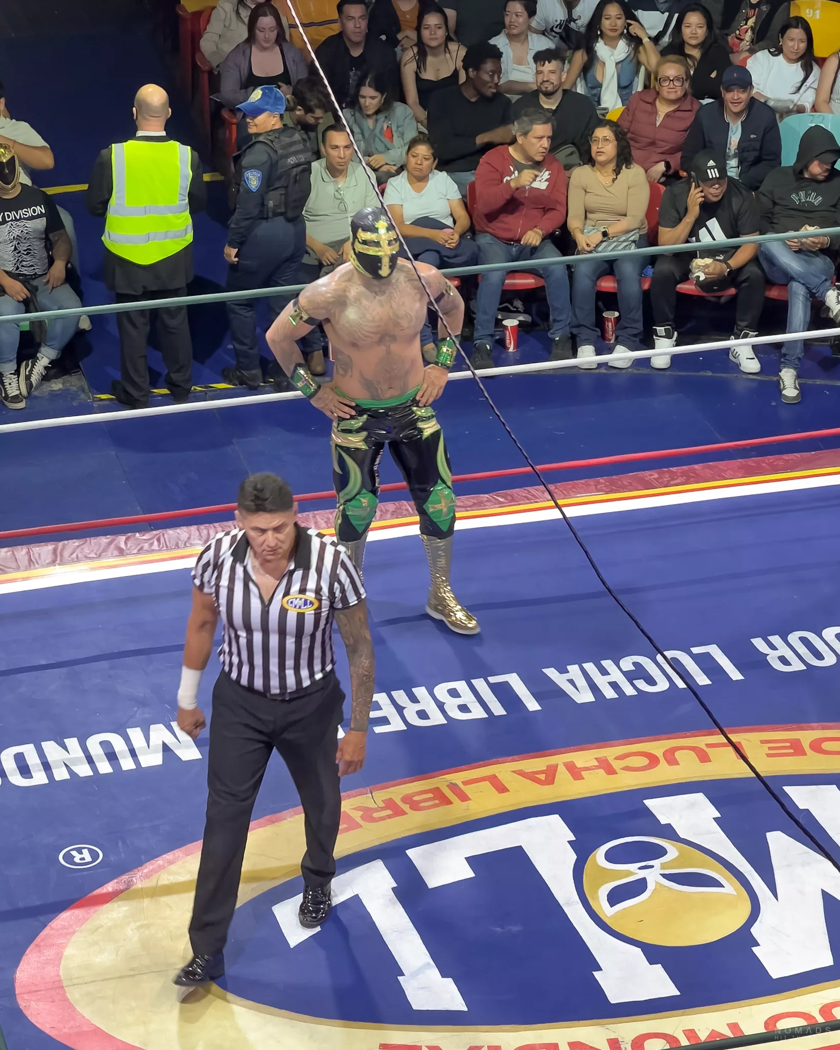 Luchadores und Schiedsrichter im Ring beim Lucha Libre