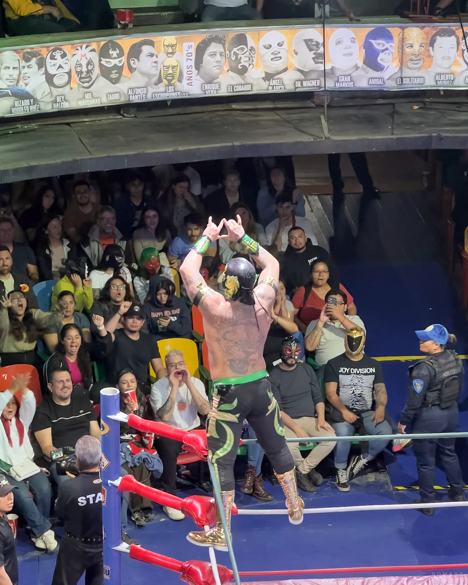 Siegespose eines Kämpfers auf den Seilen des Rings beim Lucha Libre