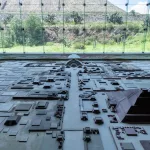 Stadtmodell von Teotihuacán im Museo de la Cultura Teotihuacana mit Blick auf die Sonnenpyramide durch eine große Glaswand.