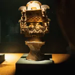 Detailaufnahme eines reich verzierten präkolumbianischen Artefakts im Museo de la Cultura Teotihuacana in Teotihuacán.