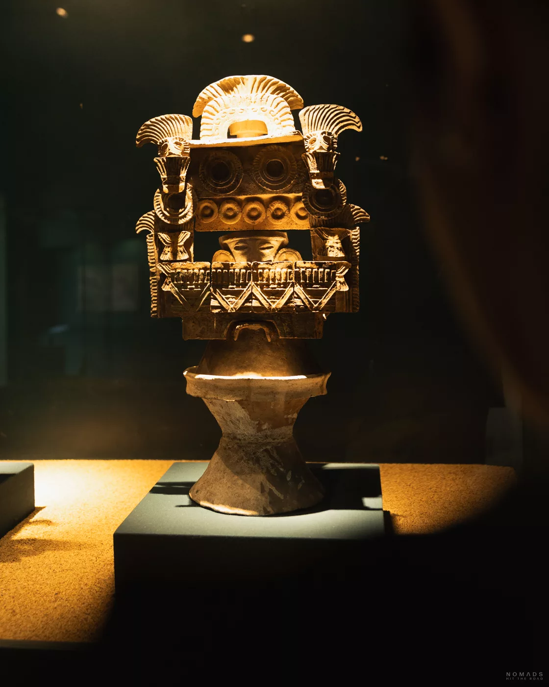 Detailaufnahme eines reich verzierten präkolumbianischen Artefakts im Museo de la Cultura Teotihuacana in Teotihuacán.