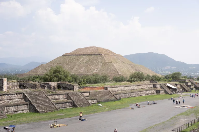 Sonnenpyramide von Teotihuacan bei Mexiko City mit Blick auf die archäologische Zone und umliegende Ruinen