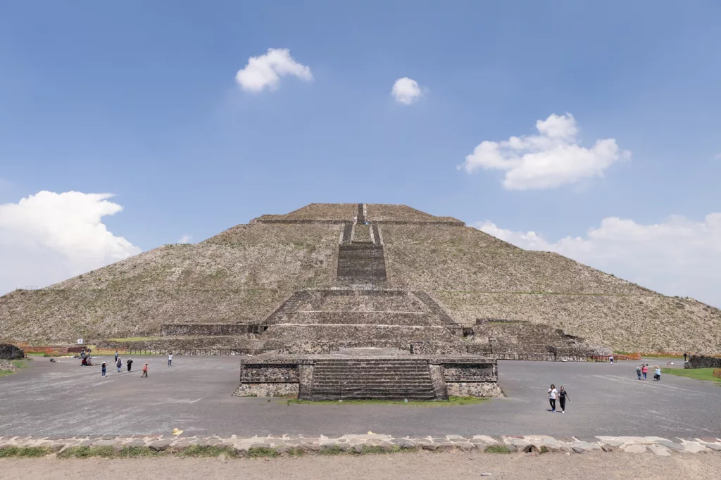 Frontale Ansicht der Sonnenpyramide in Teotihuacán bei Mexiko City – eines der größten Bauwerke der präkolumbianischen Welt