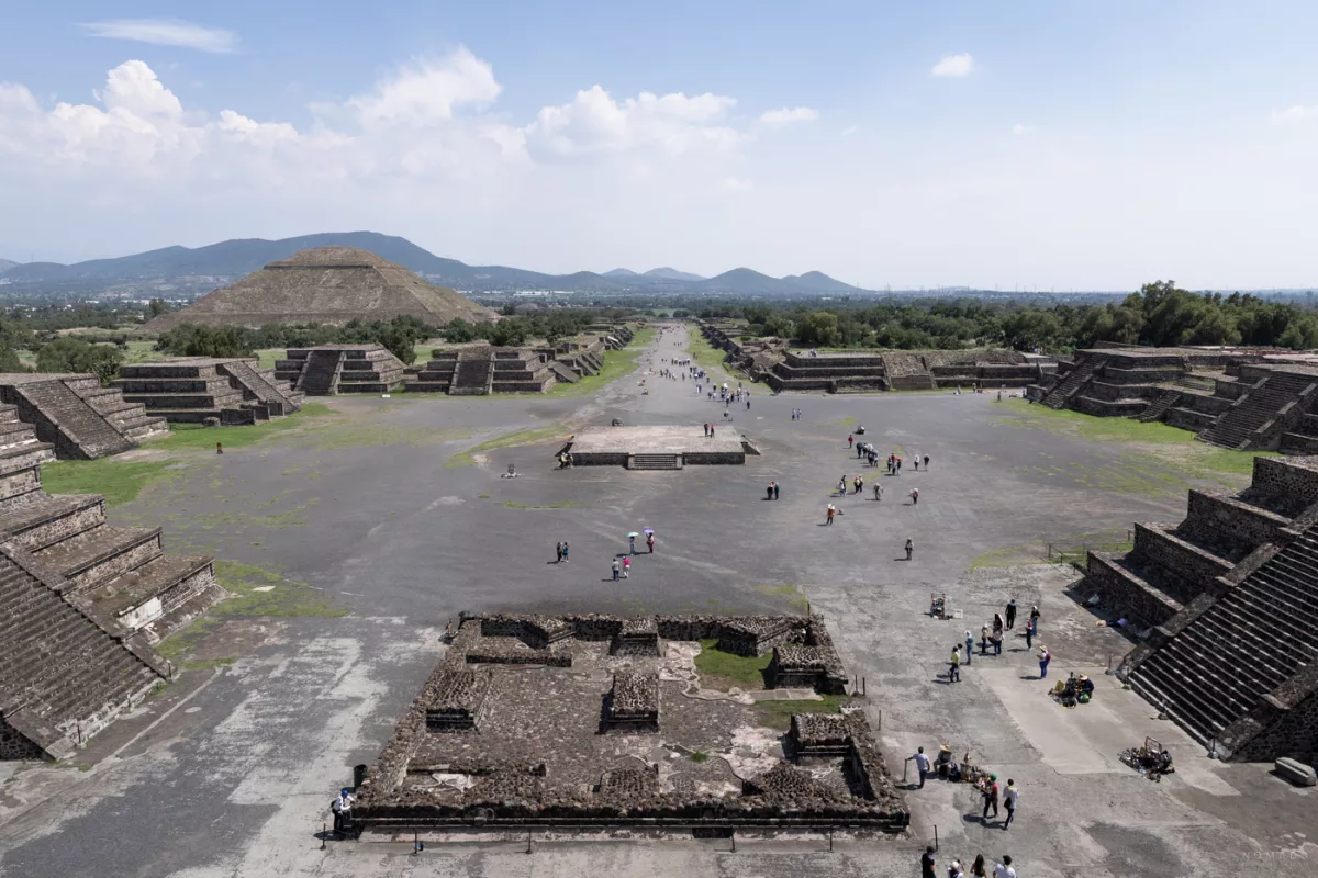Panoramaaufnahme der Straße der Toten in Teotihuacán mit der Sonnenpyramide im Hintergrund.