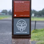 Informationstafel „Avenue of the Dead“ in der archäologischen Zone von Teotihuacán, Mexiko.