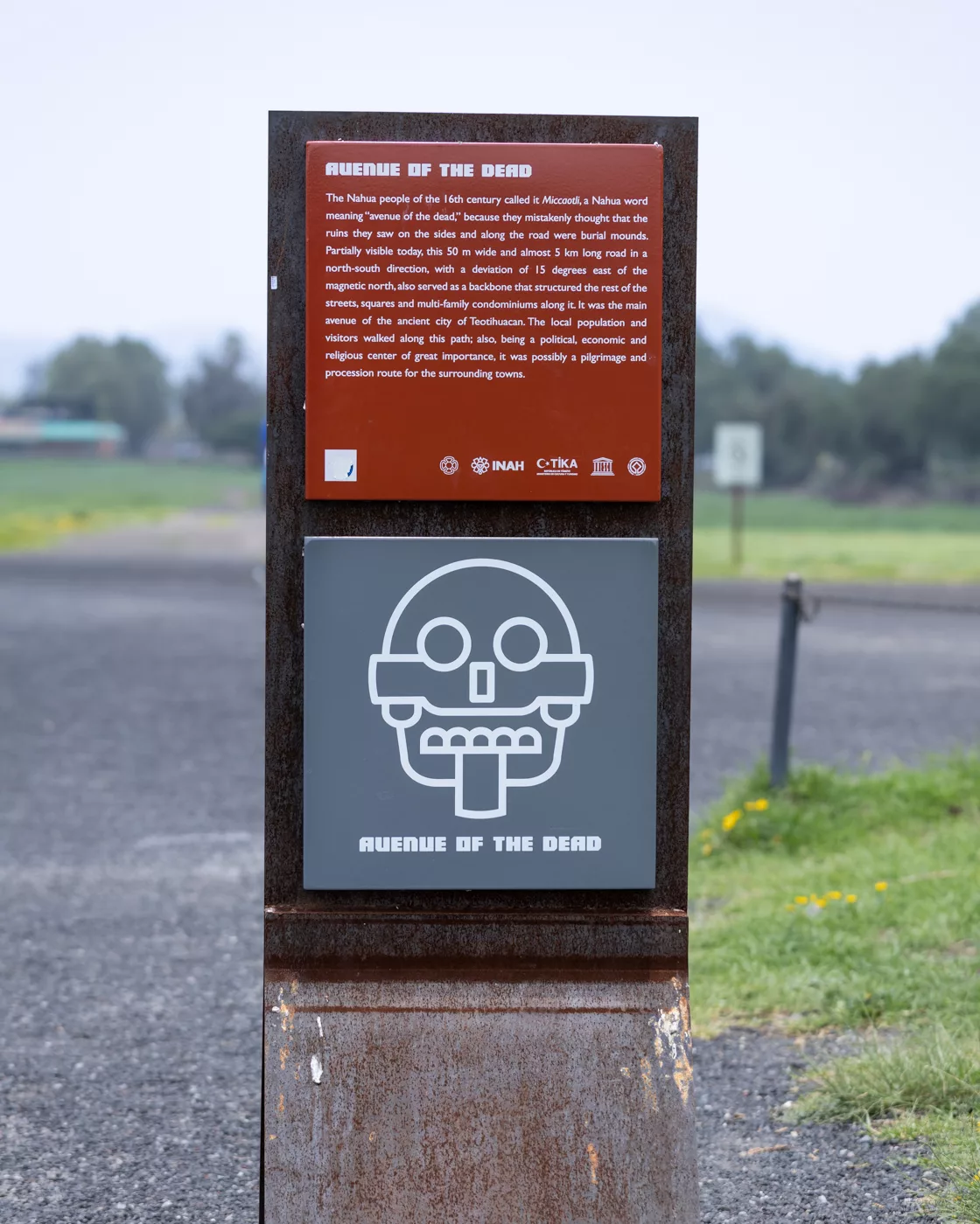 Informationstafel „Avenue of the Dead“ in der archäologischen Zone von Teotihuacán, Mexiko.