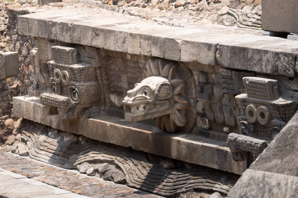 Detailansicht der eindrucksvollen Schlangenkopf-Skulpturen am Tempel des Quetzalcóatl in Teotihuacán, Mexiko.