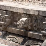 Detailansicht der eindrucksvollen Schlangenkopf-Skulpturen am Tempel des Quetzalcóatl in Teotihuacán, Mexiko.
