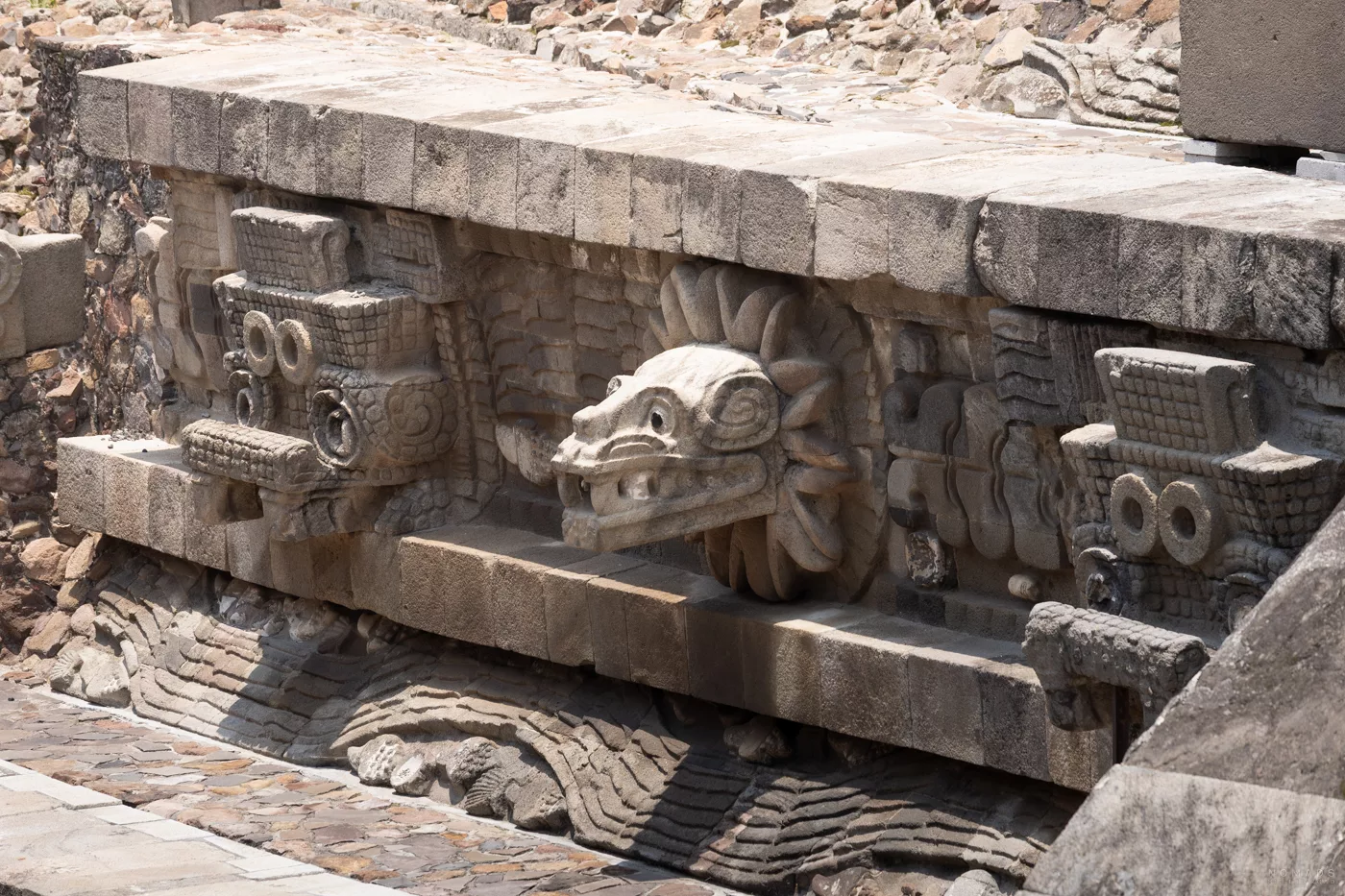 Detailansicht der eindrucksvollen Schlangenkopf-Skulpturen am Tempel des Quetzalcóatl in Teotihuacán, Mexiko.