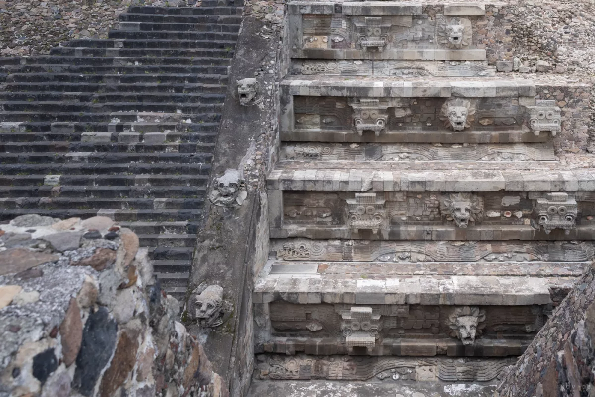Treppen und kunstvoll verzierte Fassaden mit Schlangenköpfen am Tempel des Quetzalcóatl in der archäologischen Zone von Teotihuacán.