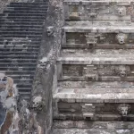 Treppen und kunstvoll verzierte Fassaden mit Schlangenköpfen am Tempel des Quetzalcóatl in der archäologischen Zone von Teotihuacán.