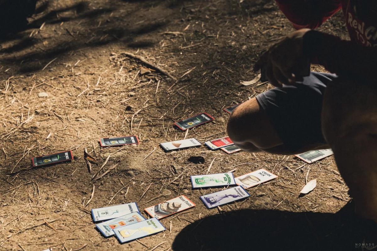 Ausgelegte Karten am Boden während der Beyond Pablo Escobar Tour in Medellín – spielerische Erklärung von Geschichte und Drogenökonomie.