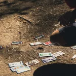 Ausgelegte Karten am Boden während der Beyond Pablo Escobar Tour in Medellín – spielerische Erklärung von Geschichte und Drogenökonomie.