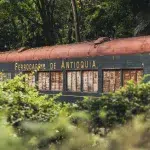 Historischer Eisenbahnwaggon Ferrocarril de Antioquia im Botanischen Garten Medellín