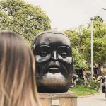 Skulptur Cabeza von Fernando Botero auf der Plaza Botero Medellín, Kolumbien