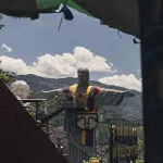 Comuna 13 Medellín – Christusstatue mit kolumbianischen Farben und Aussicht auf die Stadt