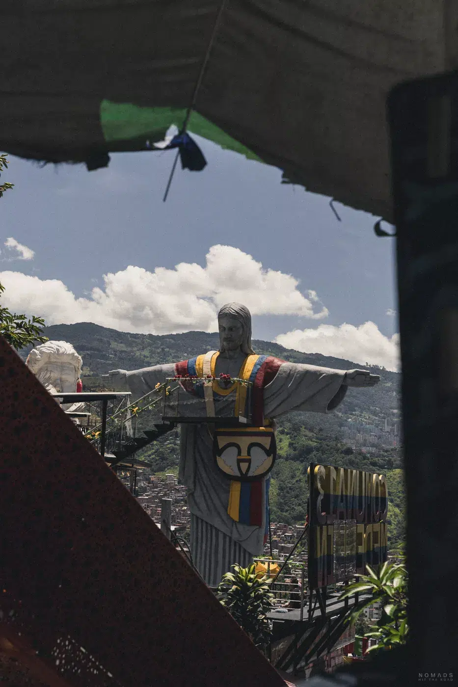 Comuna 13 Medellín – Christusstatue mit kolumbianischen Farben und Aussicht auf die Stadt