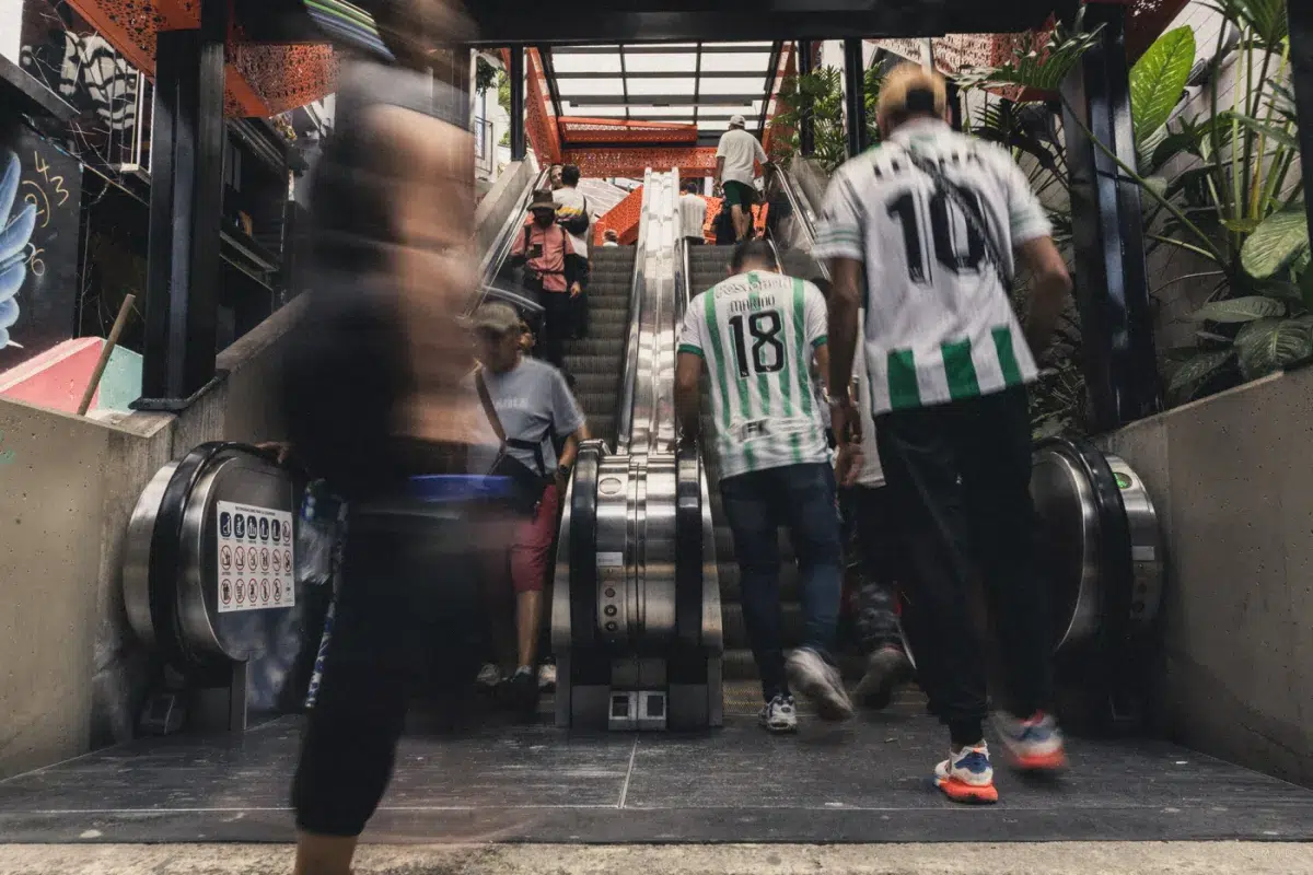 Menschen nutzen die überdachten Rolltreppen in der Comuna 13 in Medellín, ein Symbol für den Wandel und die bessere Anbindung des Viertels.