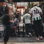 Menschen nutzen die überdachten Rolltreppen in der Comuna 13 in Medellín, ein Symbol für den Wandel und die bessere Anbindung des Viertels.