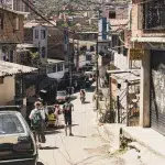 Straßenszene in der Comuna 4 Medellín – Einheimische und Besucher in einem Wohnviertel mit Blick auf die Stadt