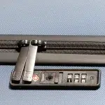 Detailaufnahme des TSA-Schlosses am Level8 Handgepäckkoffer mit verschlossenen Reißverschlüssen.