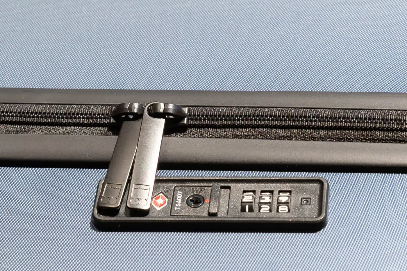 Detailaufnahme des TSA-Schlosses am Level8 Handgepäckkoffer mit verschlossenen Reißverschlüssen.