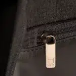 Nahaufnahme des Level8 Reißverschluss-Zippers mit Logo-Prägung.