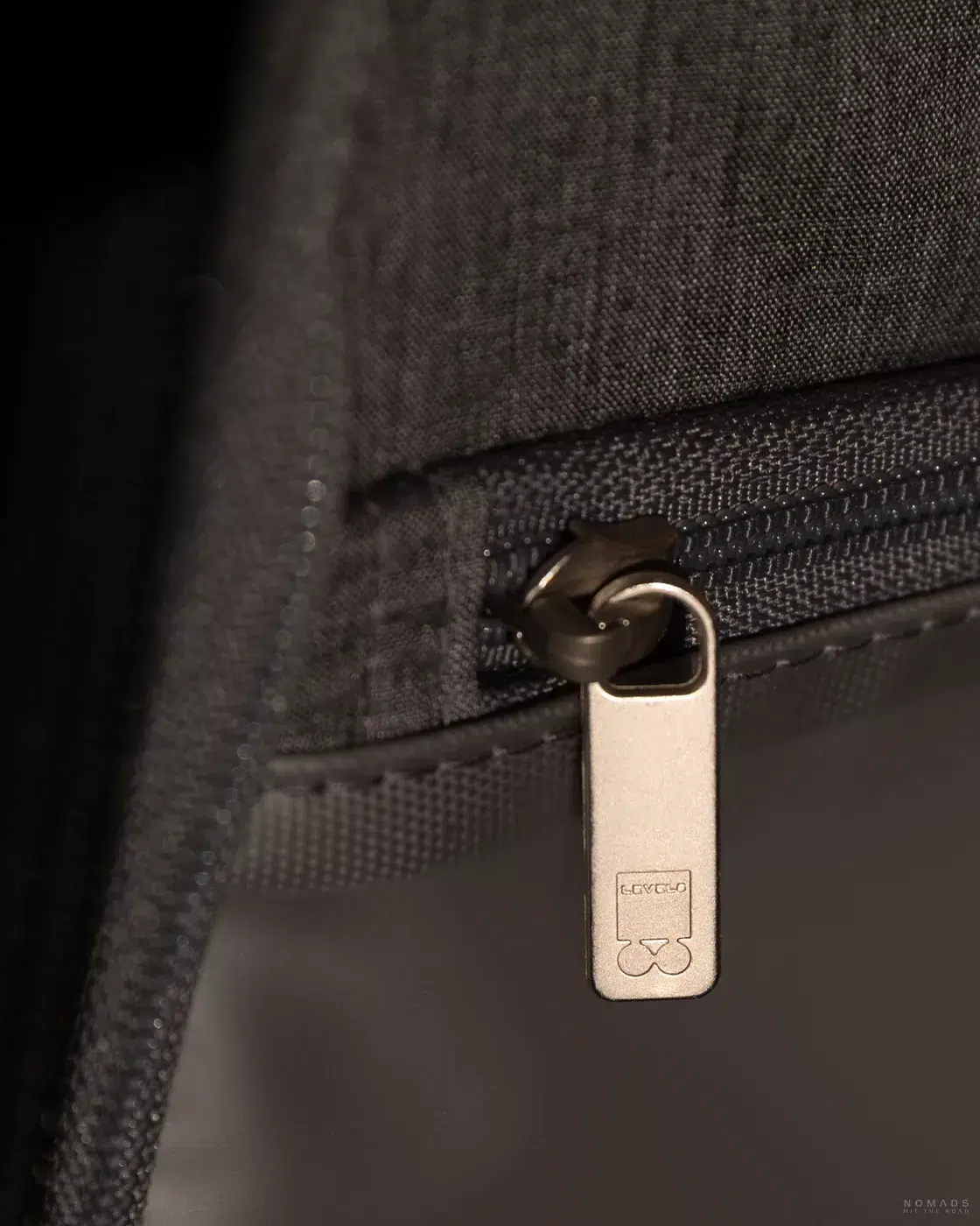 Nahaufnahme des Level8 Reißverschluss-Zippers mit Logo-Prägung.